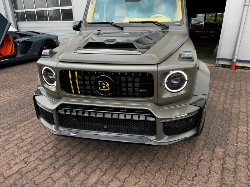 BRABUS-Front mit Carbon-Haube und gelbem B-Grill